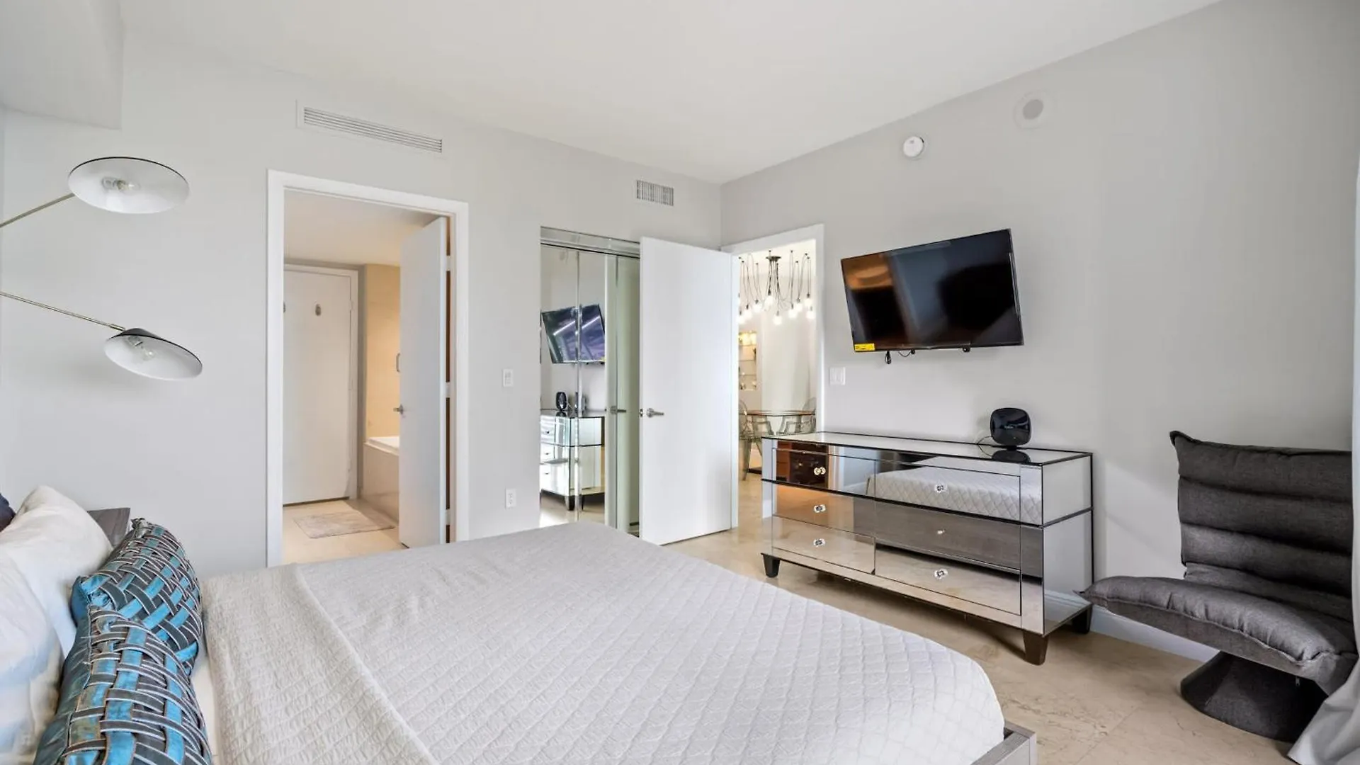 Luxury 2 Bd Free Pool + Gym + Miami