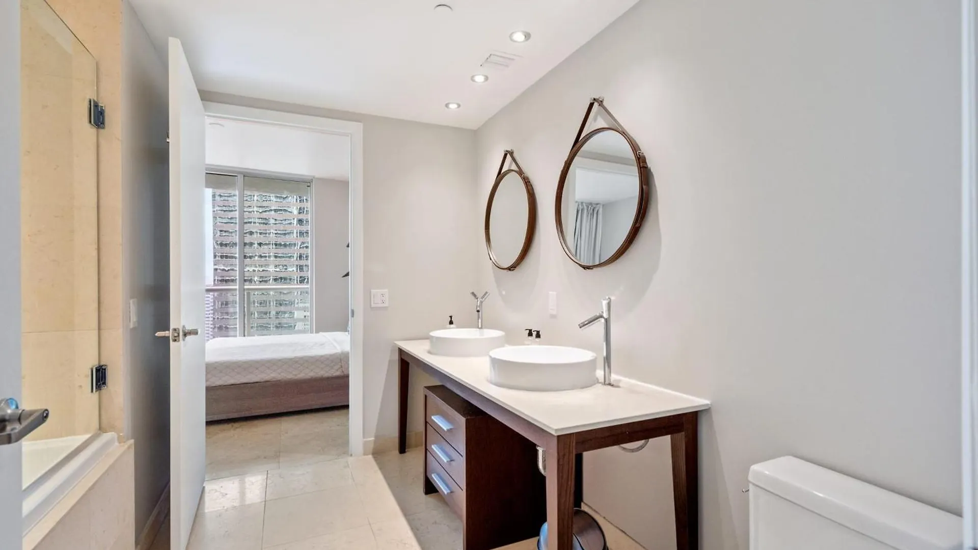 Luxury 2 Bd Free Pool + Gym +