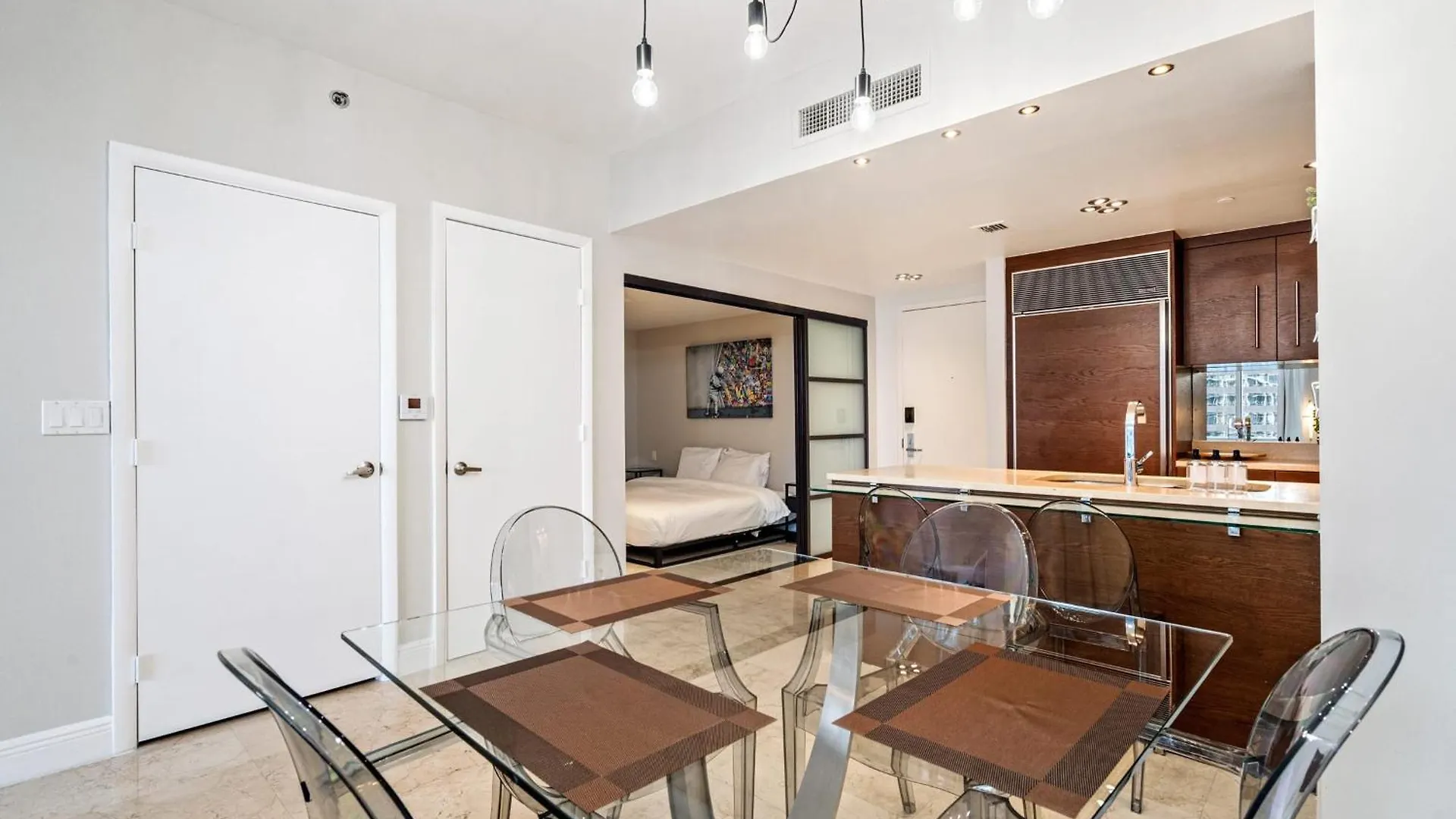 Luxury 2 Bd Free Pool + Gym +