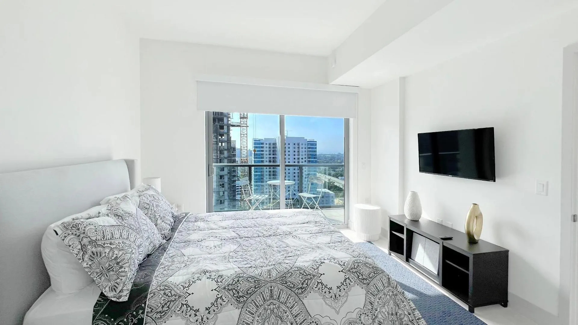New 1/1 In Smart Brickell With Parking Miami
