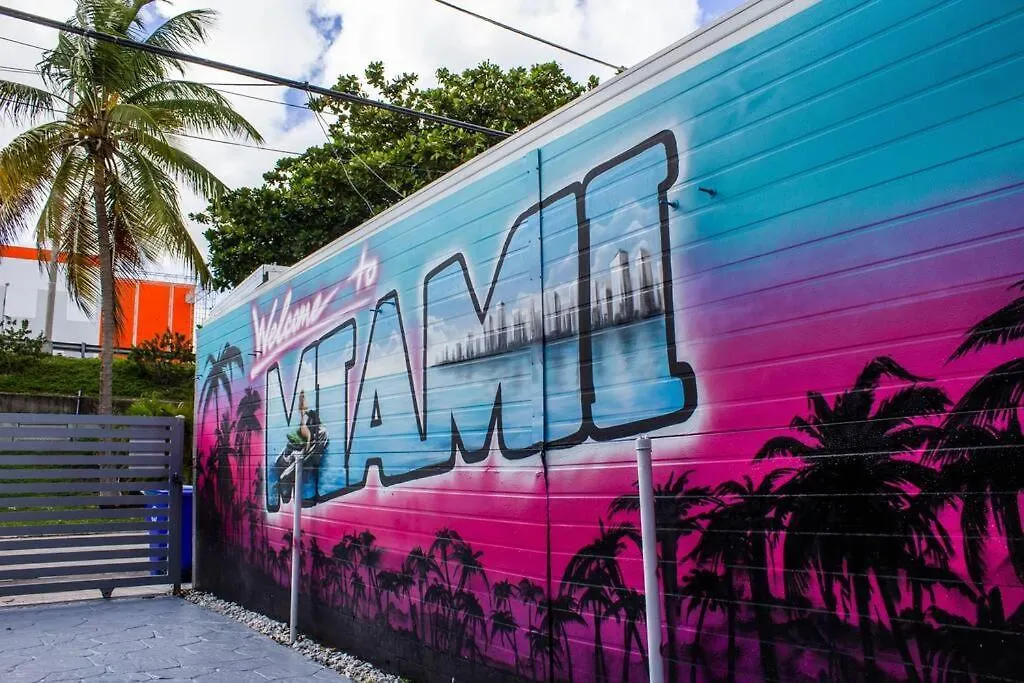 度假居 Unique Art Escape W/ Hottub, Arcade & Murals *