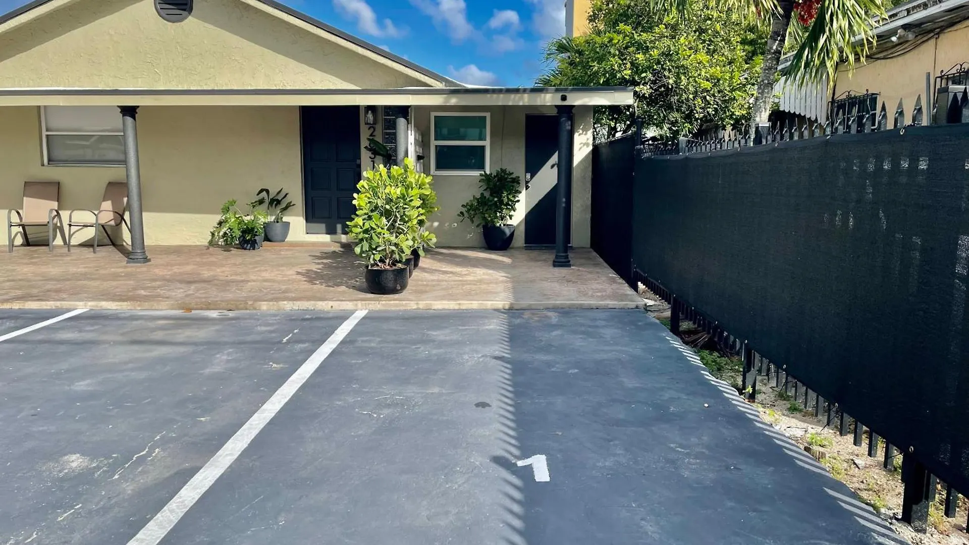 Apartment Cozy W/gated Parking *