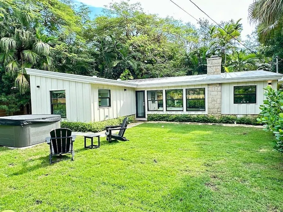 Coconut Grove Mid-century Jungle Oasis Holiday home