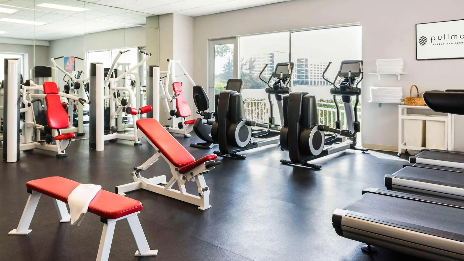 Pullman Airport Hotel 4*