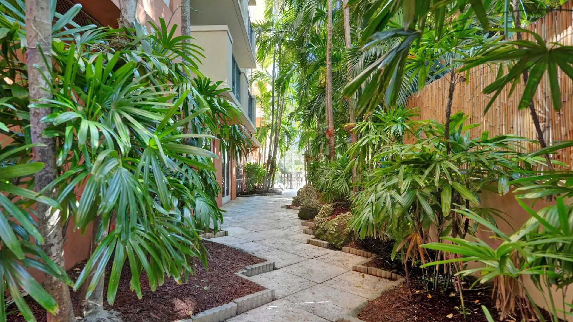 Treetop Retreat! Cozy 2 Bedroom In Heart Of Grove