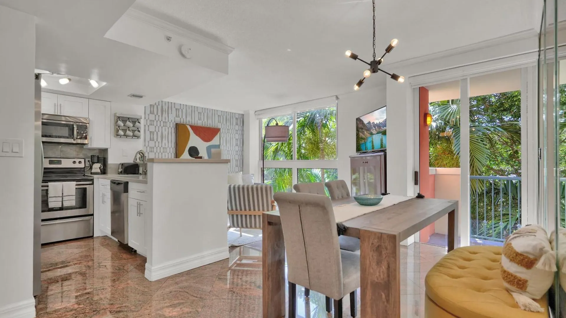 Treetop Retreat! Cozy 2 Bedroom In Heart Of Grove