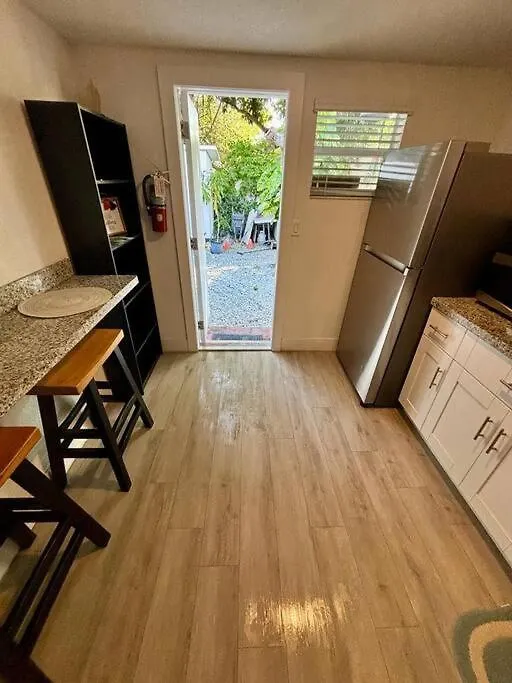 Quiet & Centrally Located House - Private Parking, Laundry And Storage For Luggage Casa vacanze *