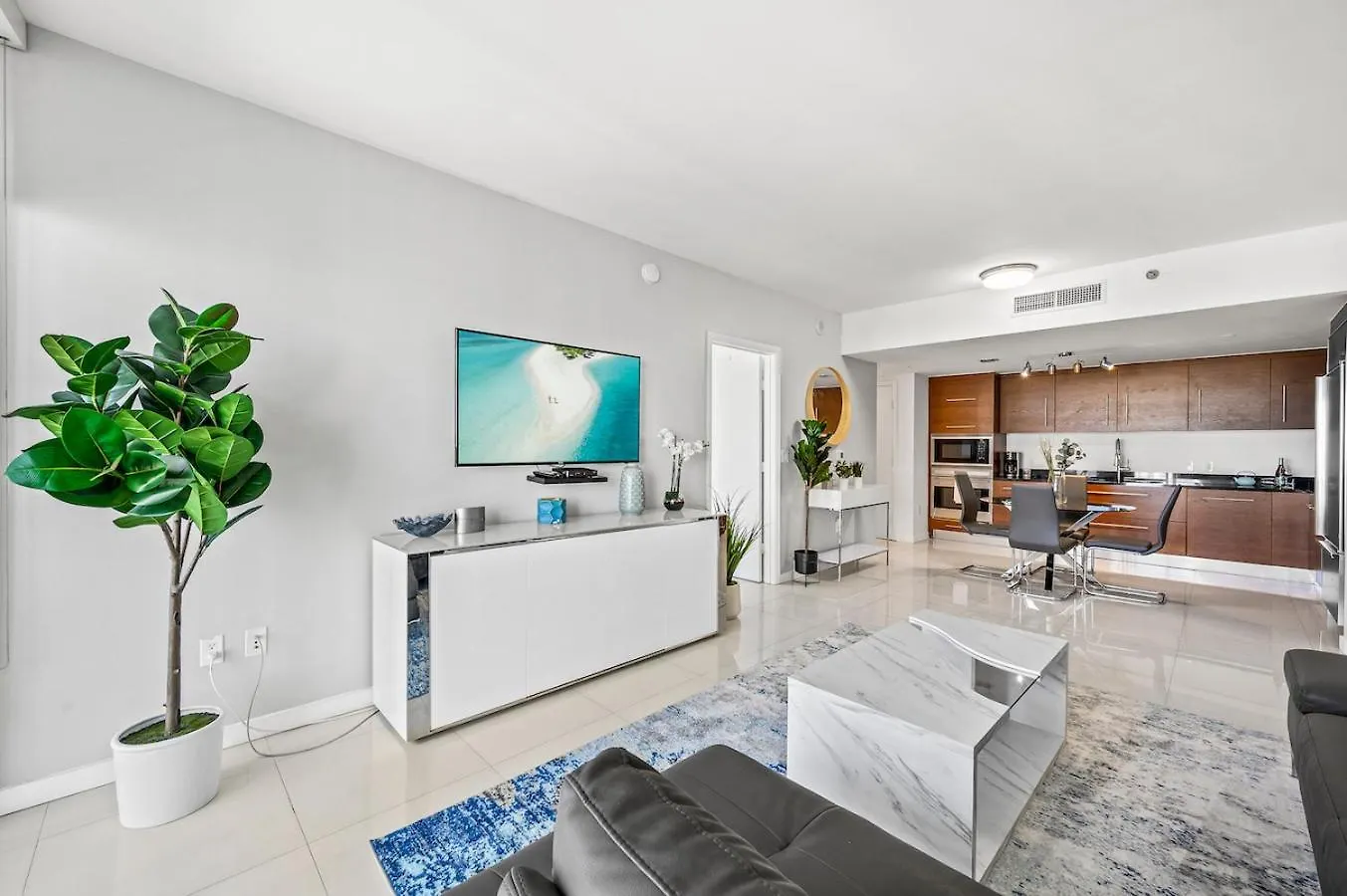 *iconic W Icon Condo/ Pool&waterviews*freespa*