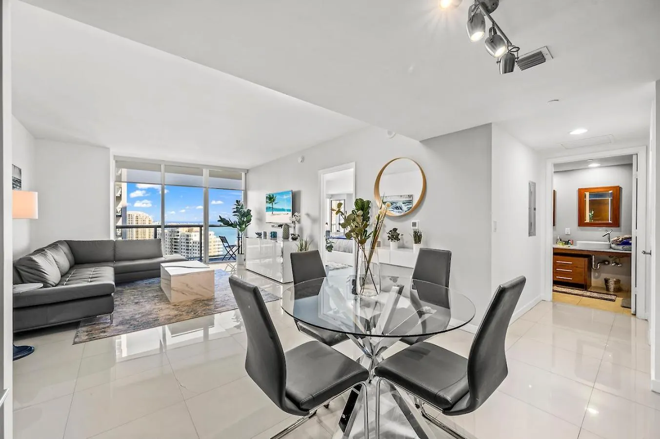*iconic W Icon Condo/ Pool&waterviews*freespa* Miami