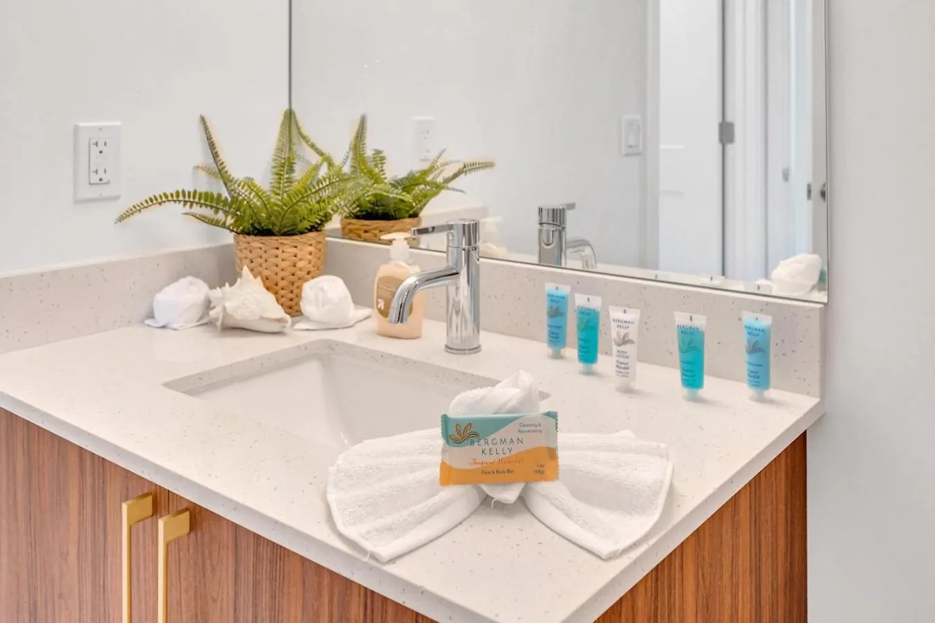 Lägenhet Centrally Located 2 Bed In The Heart Of Downtown With Free Parkin *