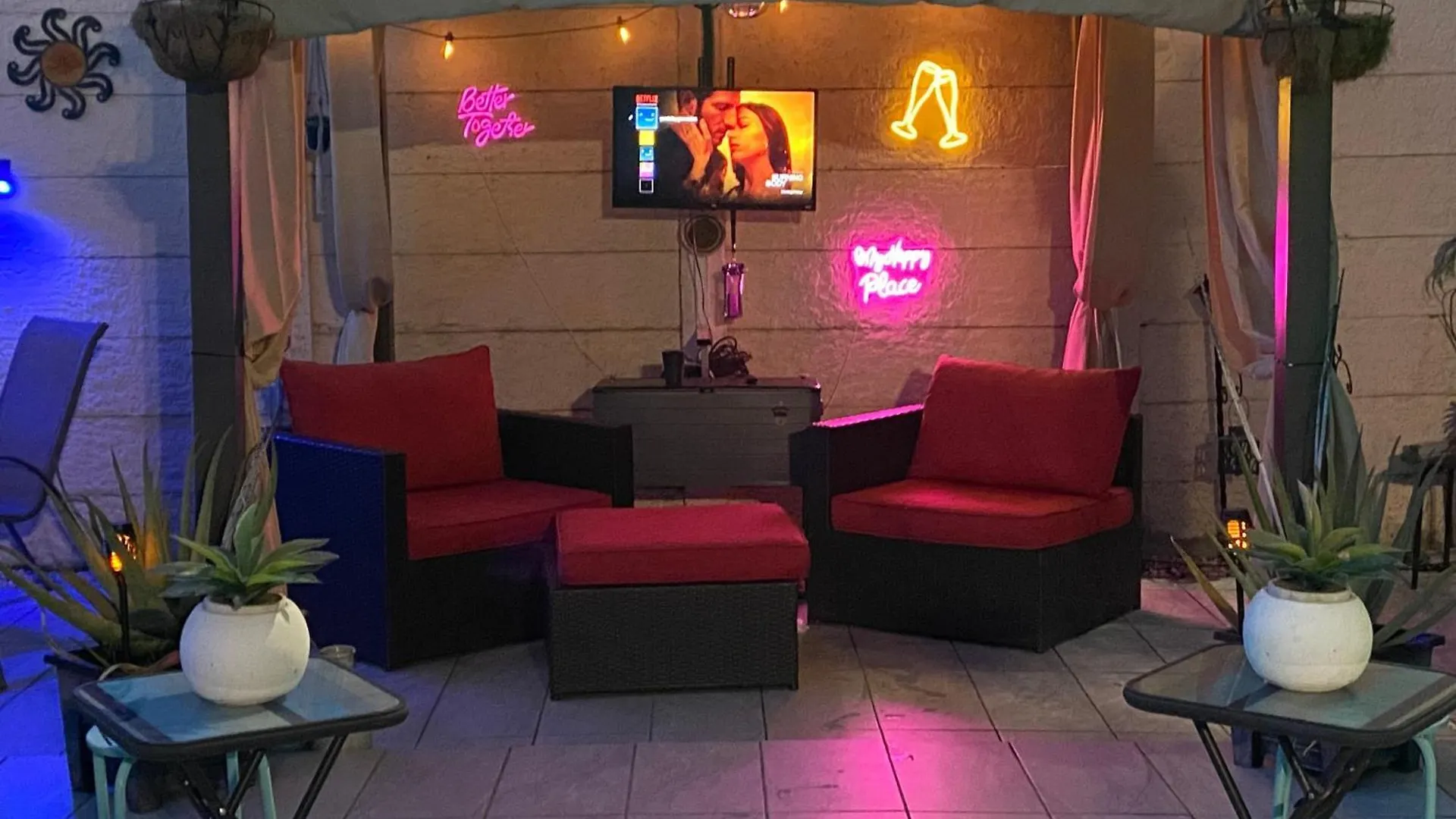 Tiny Place W Private Hot Jacuzzi 7 Min To International Airport Bed & Breakfast *