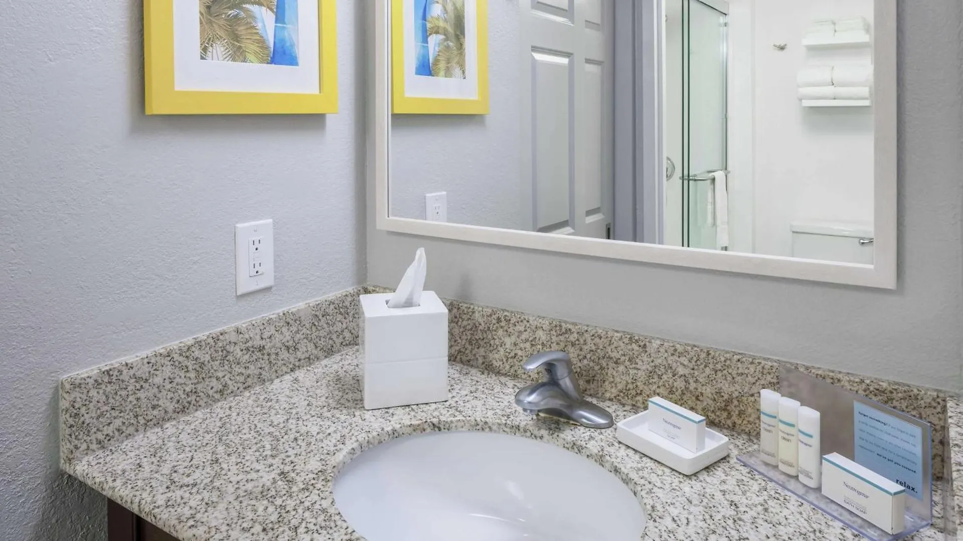 Hampton & Miami-doral Dolphin Mall Hotel 3*