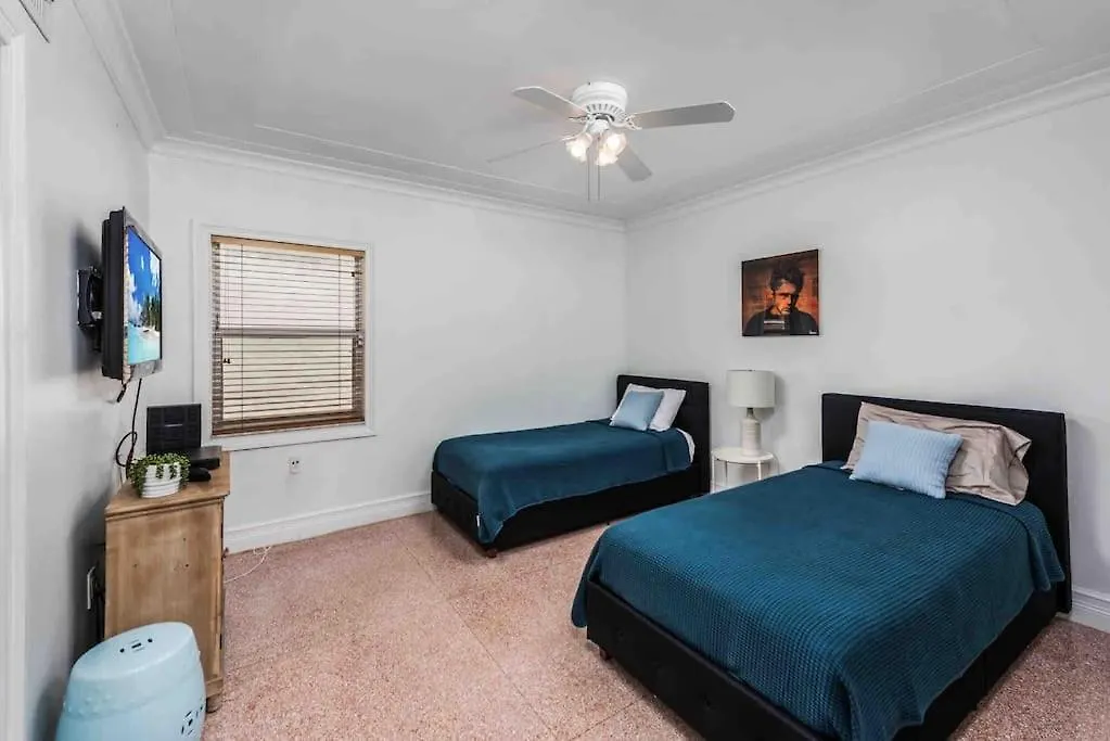 Sleeps 18 In Shores With Movie Theater / Pool / Jacuzzi Holiday home *