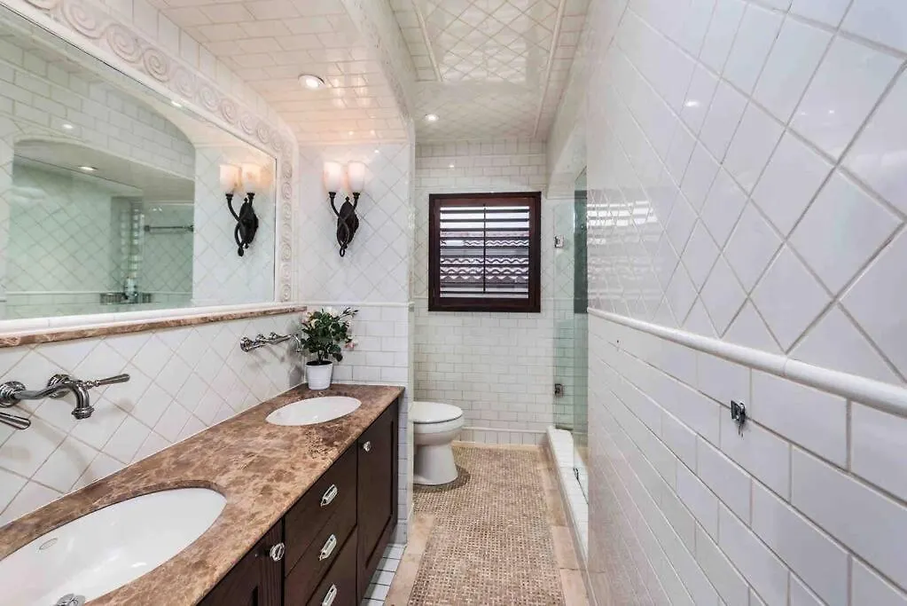 Sleeps 18 In Shores With Movie Theater / Pool / Jacuzzi * Miami