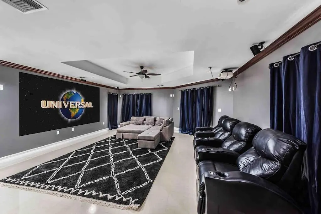 Sleeps 18 In Shores With Movie Theater / Pool / Jacuzzi Miami