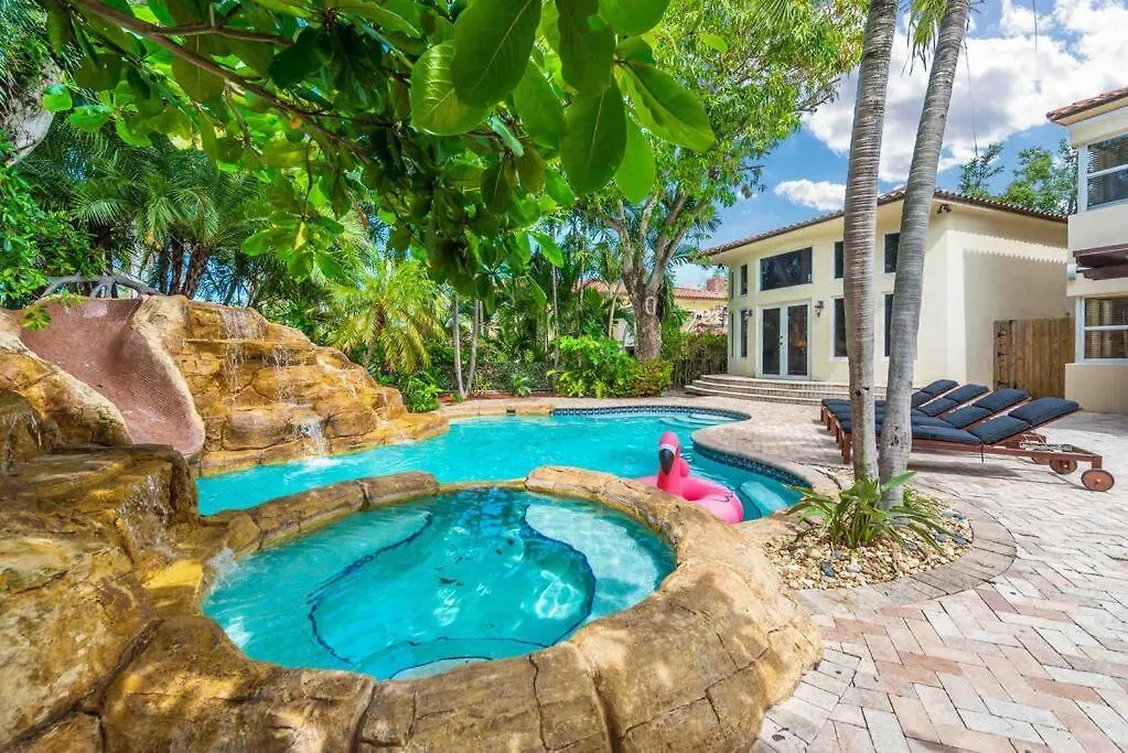Sleeps 18 In Shores With Movie Theater / Pool / Jacuzzi * Miami