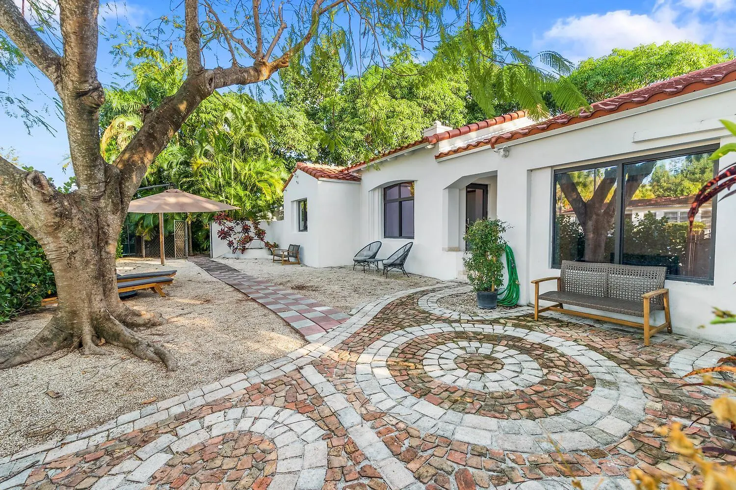Oasis Garden In Miami! Studio Unit 2! *