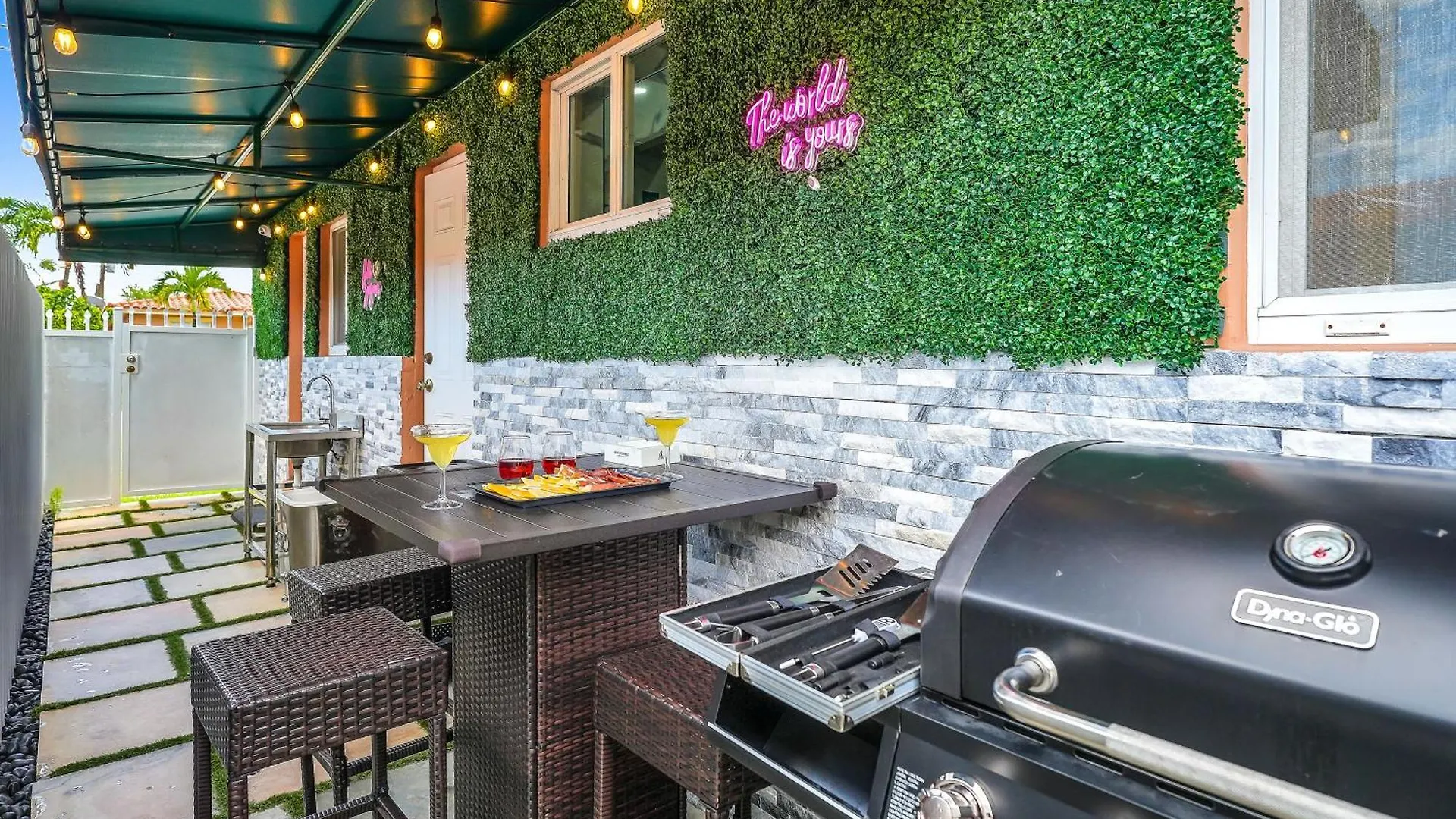 Prázdninový dům Vacay Spot Gables 4 To 23 Guest Gameroom 2 Kitchens 2 Bbq, 2 Bar, Backyard, Patio, Prime Loc! 6 Blocks Away From Bars, Nite Clubs, Res, Shops *