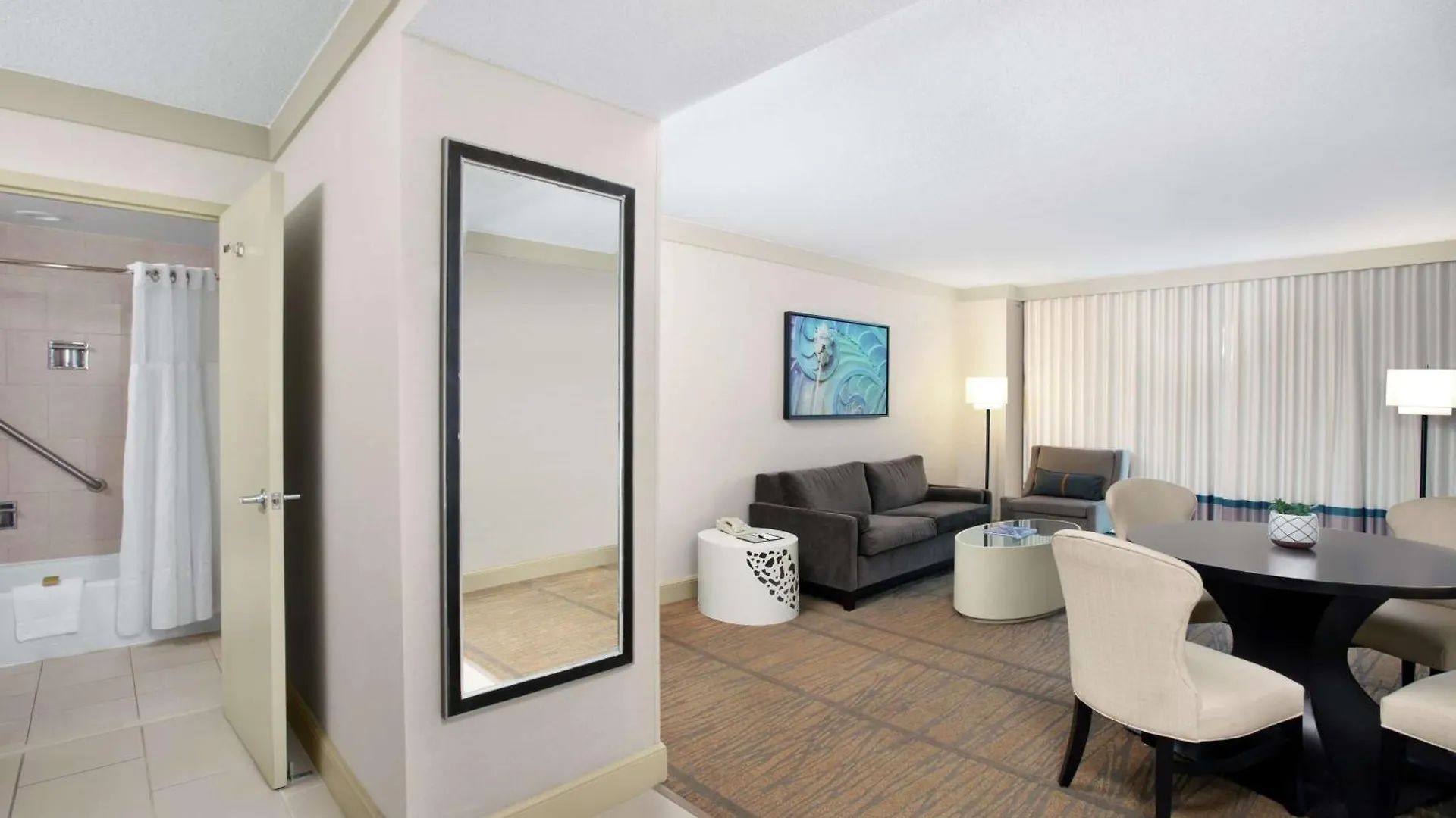 Hotel Doubletree By Hilton Airport & Convention Center 4*