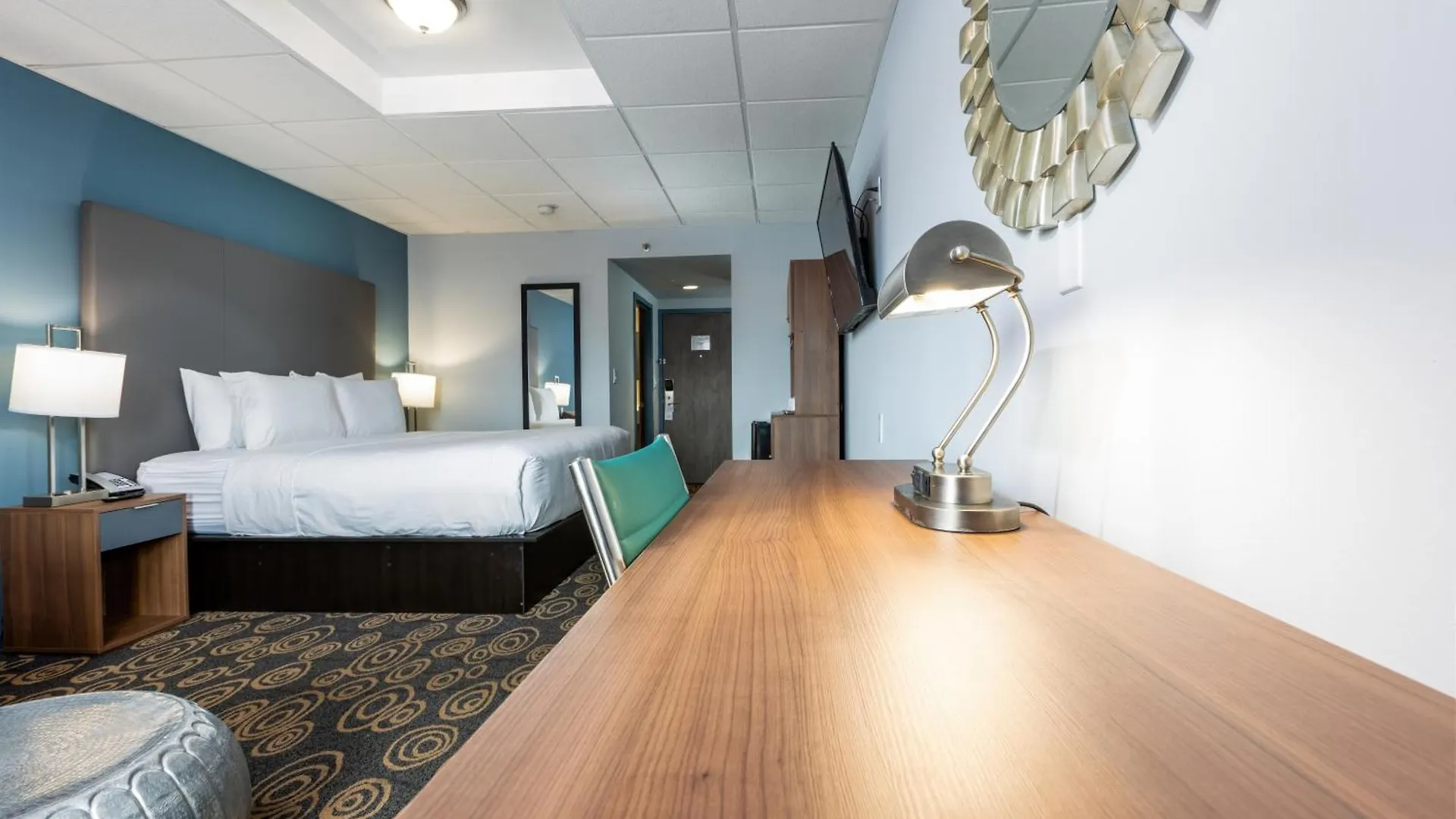 Regency Airport By Sonesta Hotel