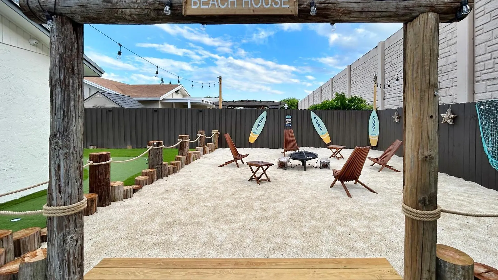 Original Art Poolside Fun House Minigolf L42 Holiday home *