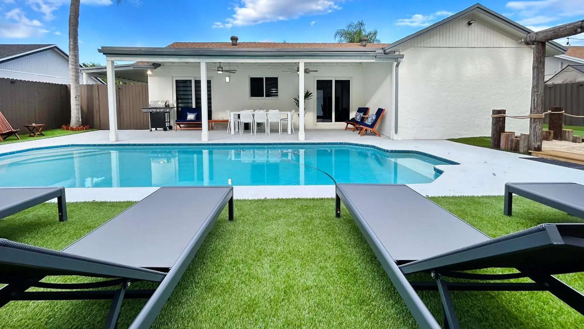 Holiday home Original Art Poolside Fun House Minigolf L42 Miami