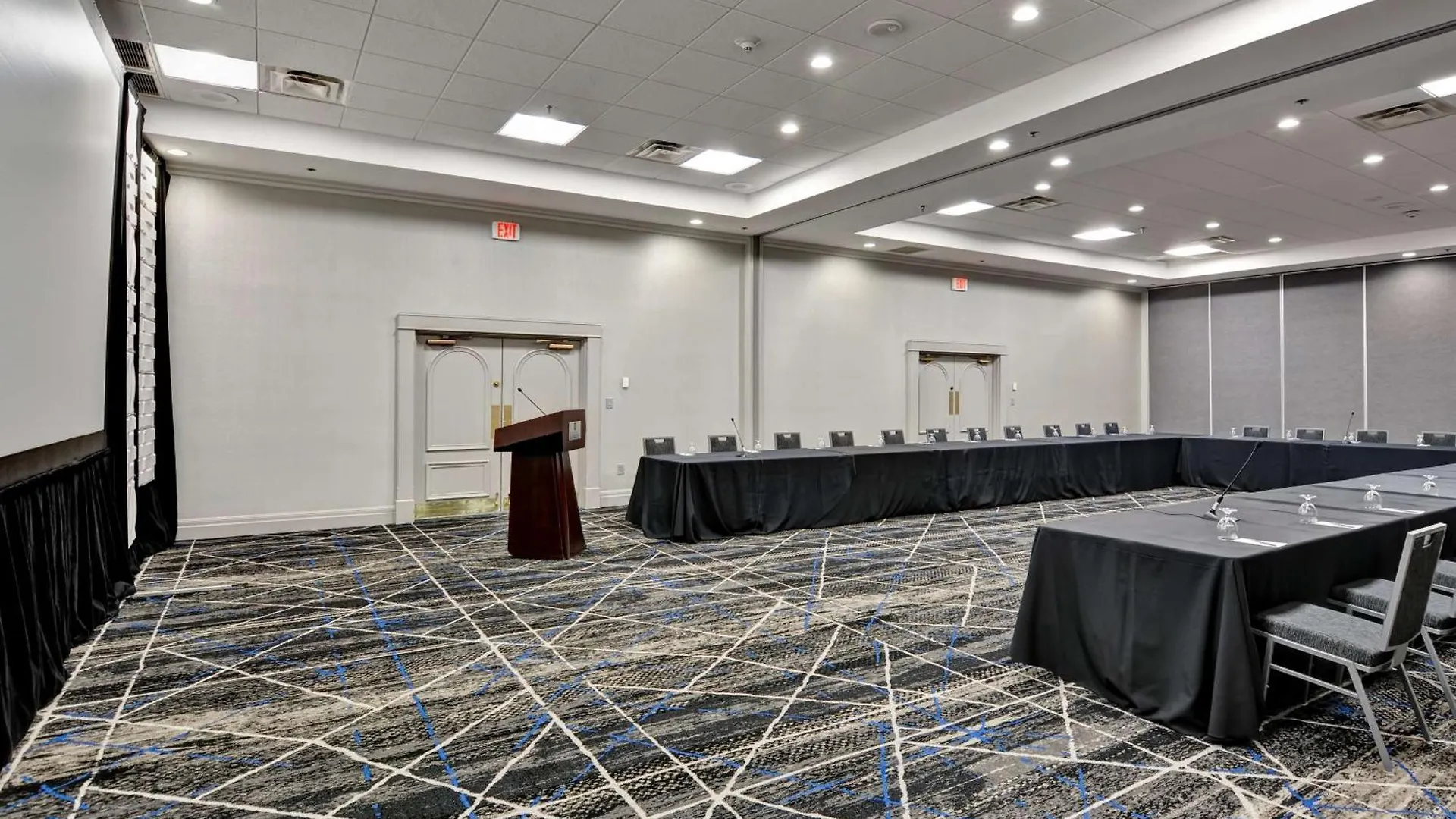 Embassy By Hilton International Airport Ξενοδοχείο 4*