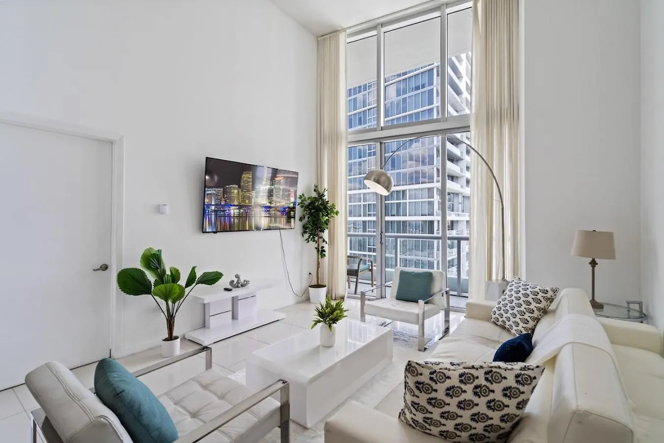 Icon 1 Bed With Water Views 16 Ft Ceilings And Free Access Miami