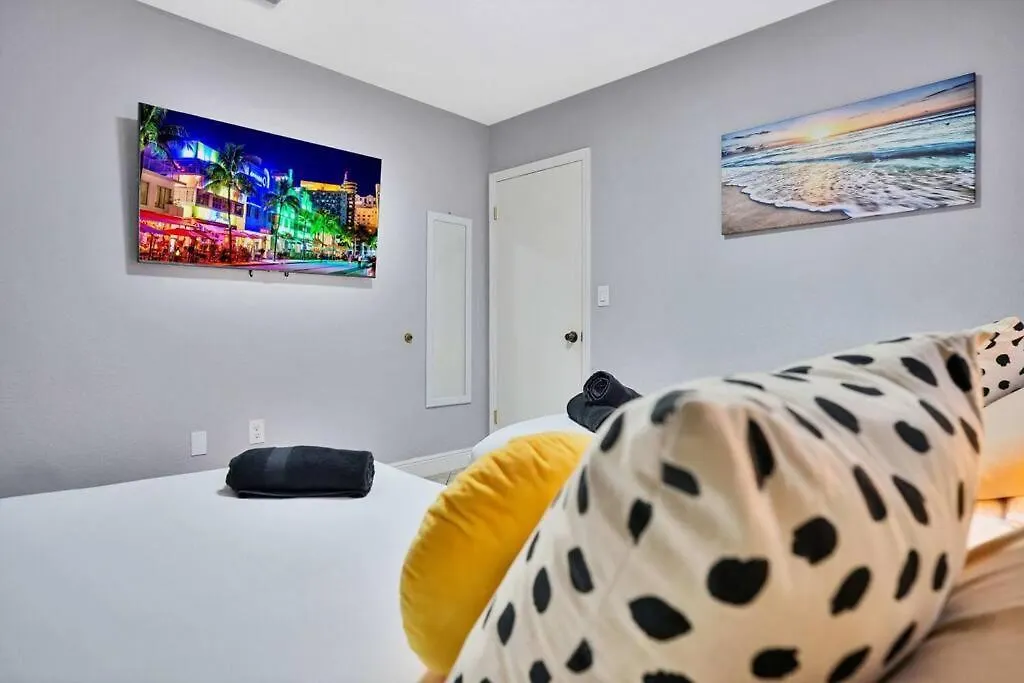 Vakantiehuis Escape Gameroom, Bar, Bbq, Spacious,king Bed, Luxury Mattresses, Near Beach, 6 Blocks Away From Bars, Nite Clubs, Res, Shops *