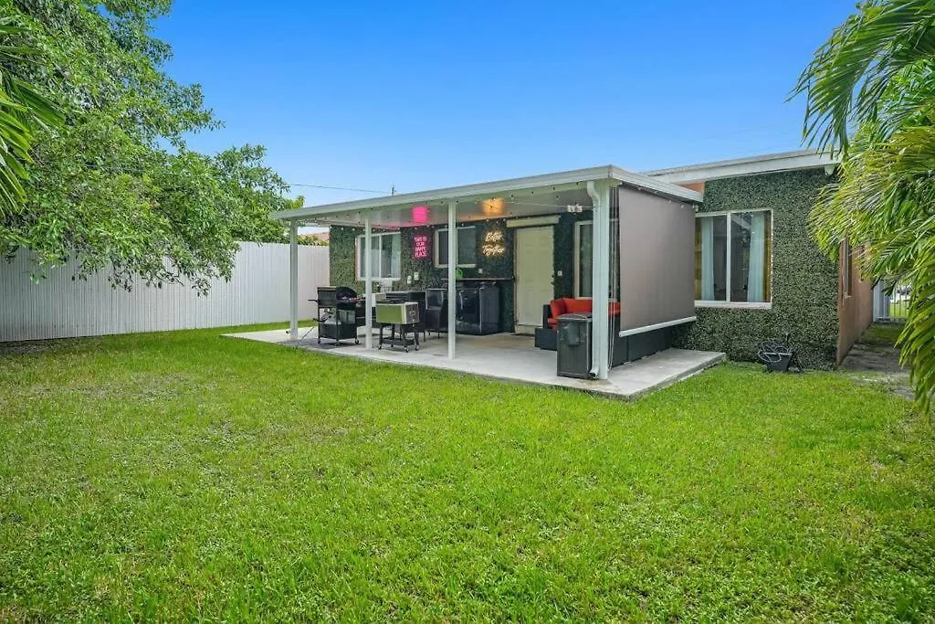Escape Gameroom, Bar, Bbq, Spacious,king Bed, Luxury Mattresses, Near Beach, 6 Blocks Away From Bars, Nite Clubs, Res, Shops Miami