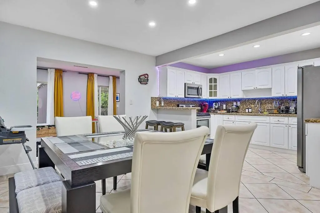 Escape Gameroom, Bar, Bbq, Spacious,king Bed, Luxury Mattresses, Near Beach, 6 Blocks Away From Bars, Nite Clubs, Res, Shops * Miami