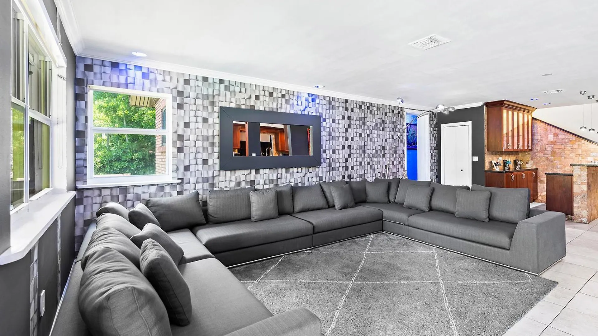 Villa Blockchain - Acre Lot W/ Pool-hot Tub-bars-tiki-games-theater! *