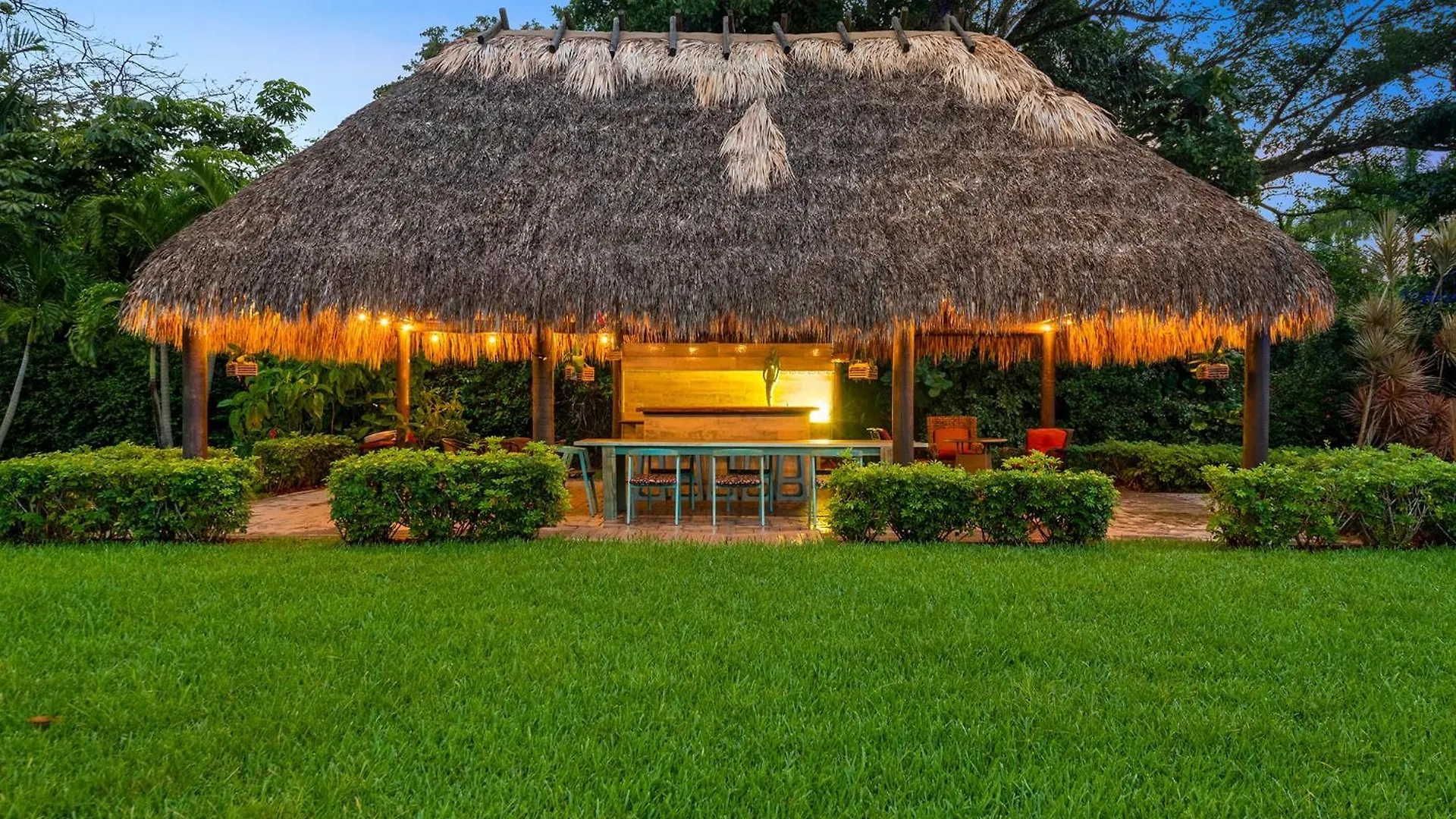 Blockchain - Acre Lot W/ Pool-hot Tub-bars-tiki-games-theater! *