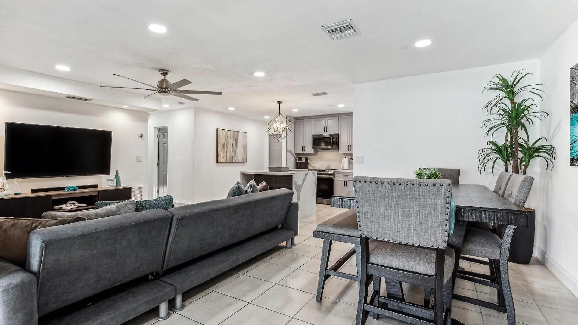 Σπίτι διακοπών Oasis, Spacious 4-bedroom With Pool