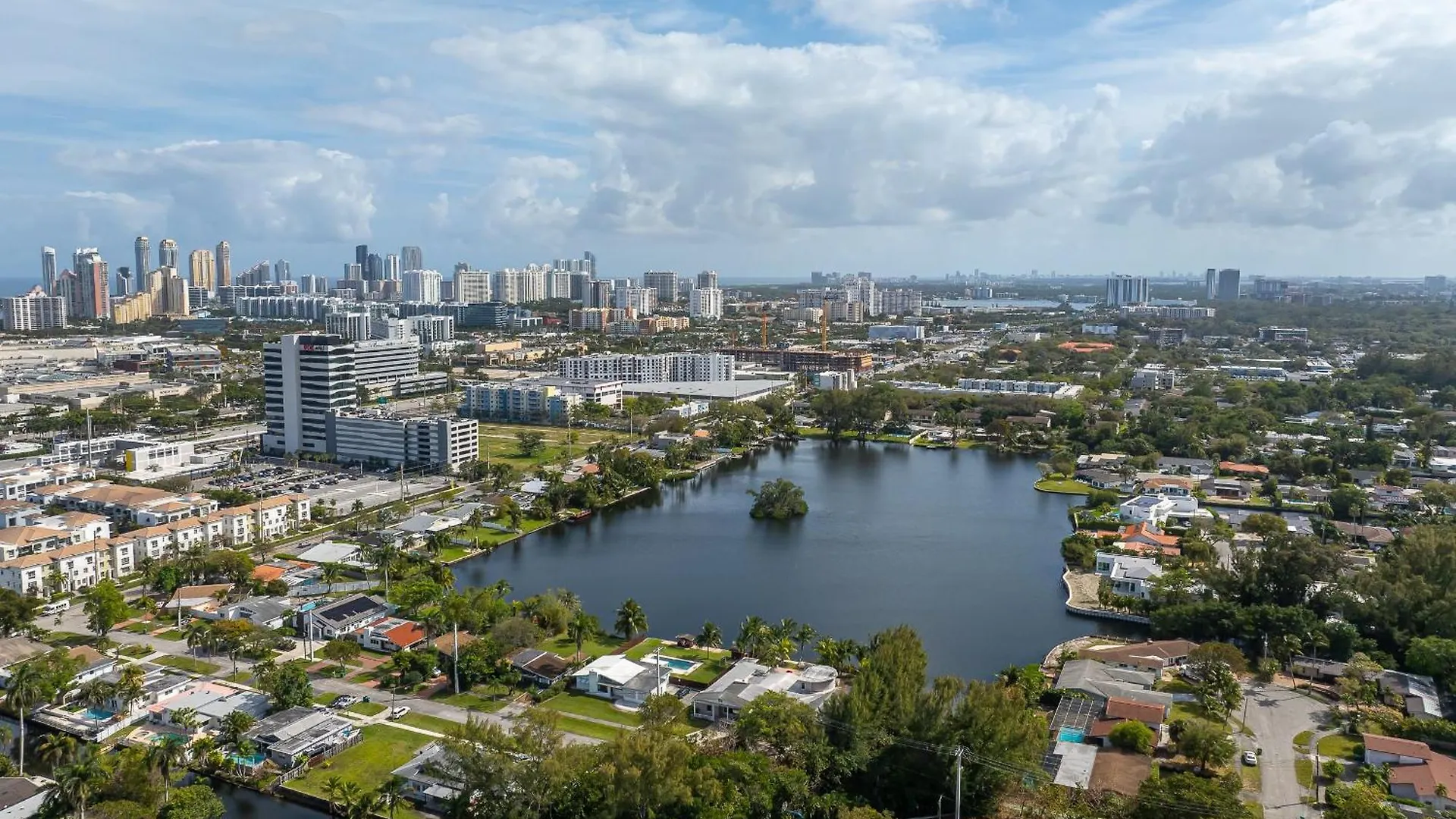 Tropical Waterfront Family Oasis - Amazing Location Semesterbostad *