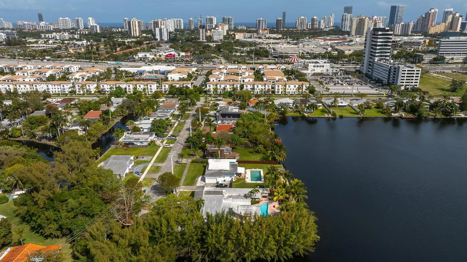 Tropical Waterfront Family Oasis - Amazing Location Semesterbostad *