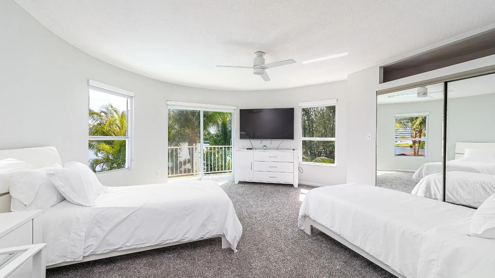 Tropical Waterfront Family Oasis - Amazing Location Semesterbostad *