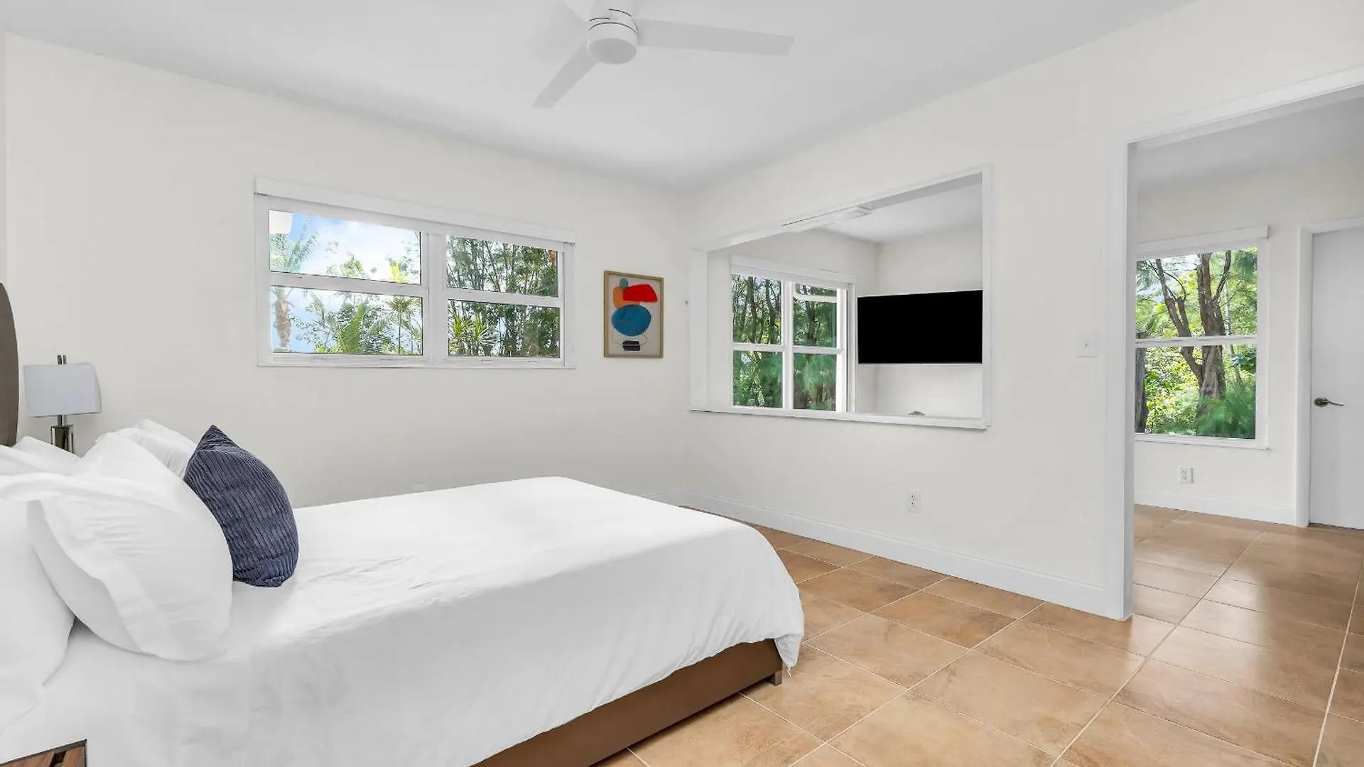 Tropical Waterfront Family Oasis - Amazing Location Semesterbostad