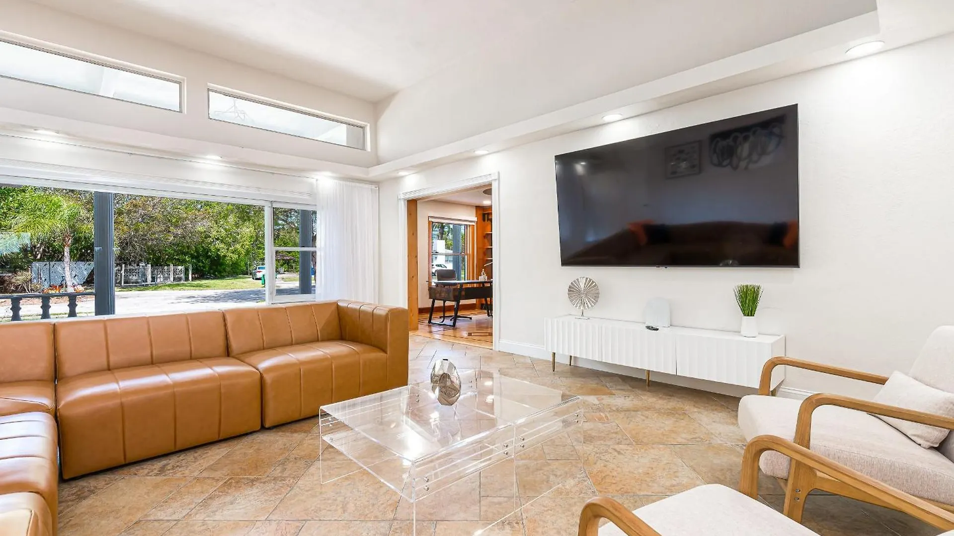 Tropical Waterfront Family Oasis - Amazing Location Semesterbostad