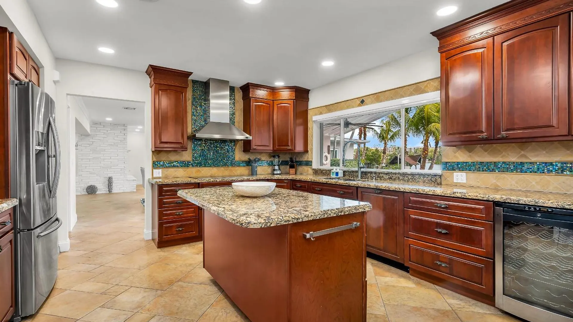 Semesterbostad Tropical Waterfront Family Oasis - Amazing Location *