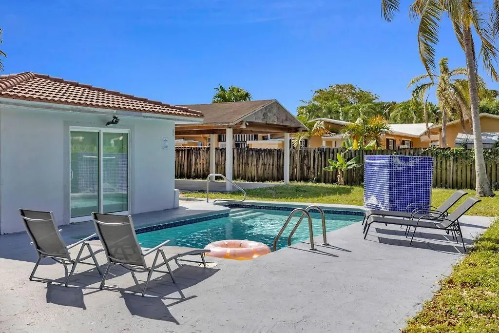 Paradise-poolside House-centrally Located Miami