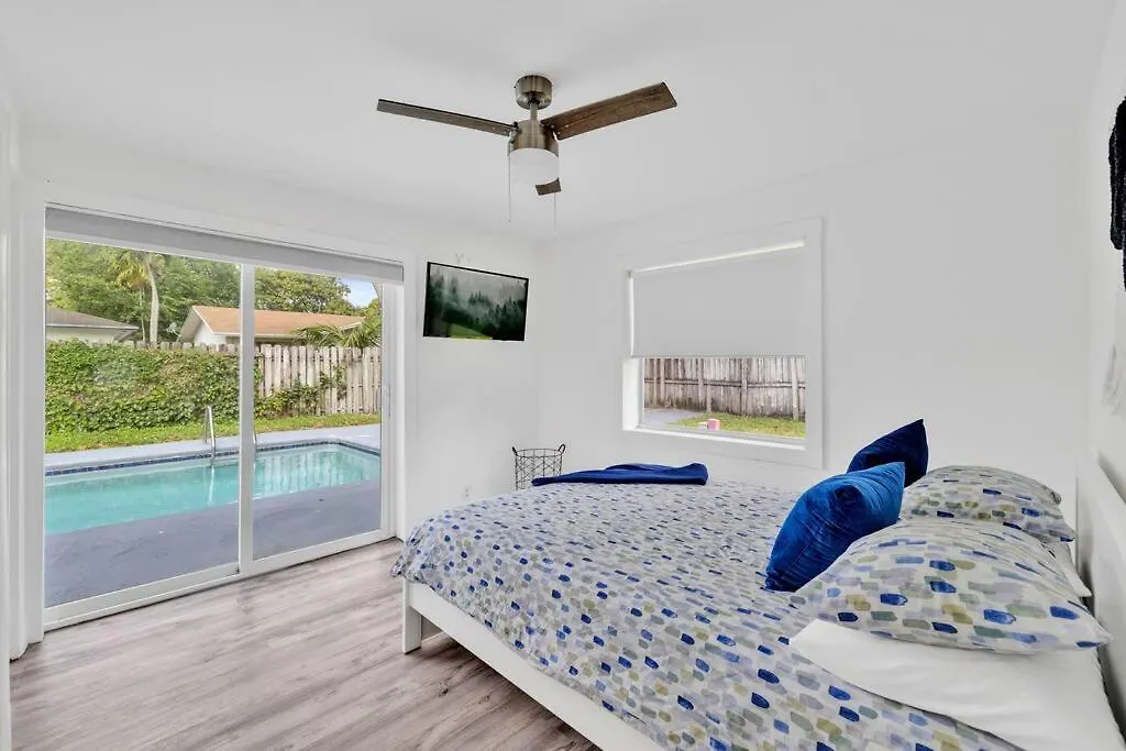 Paradise-poolside House-centrally Located *