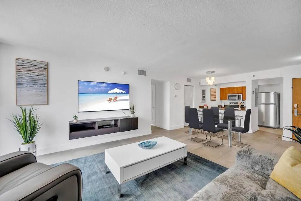37th Floor Amazing Spacious Unit With Parking Apartment *