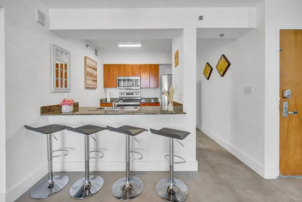 37th Floor Amazing Spacious Unit With Parking Apartment *
