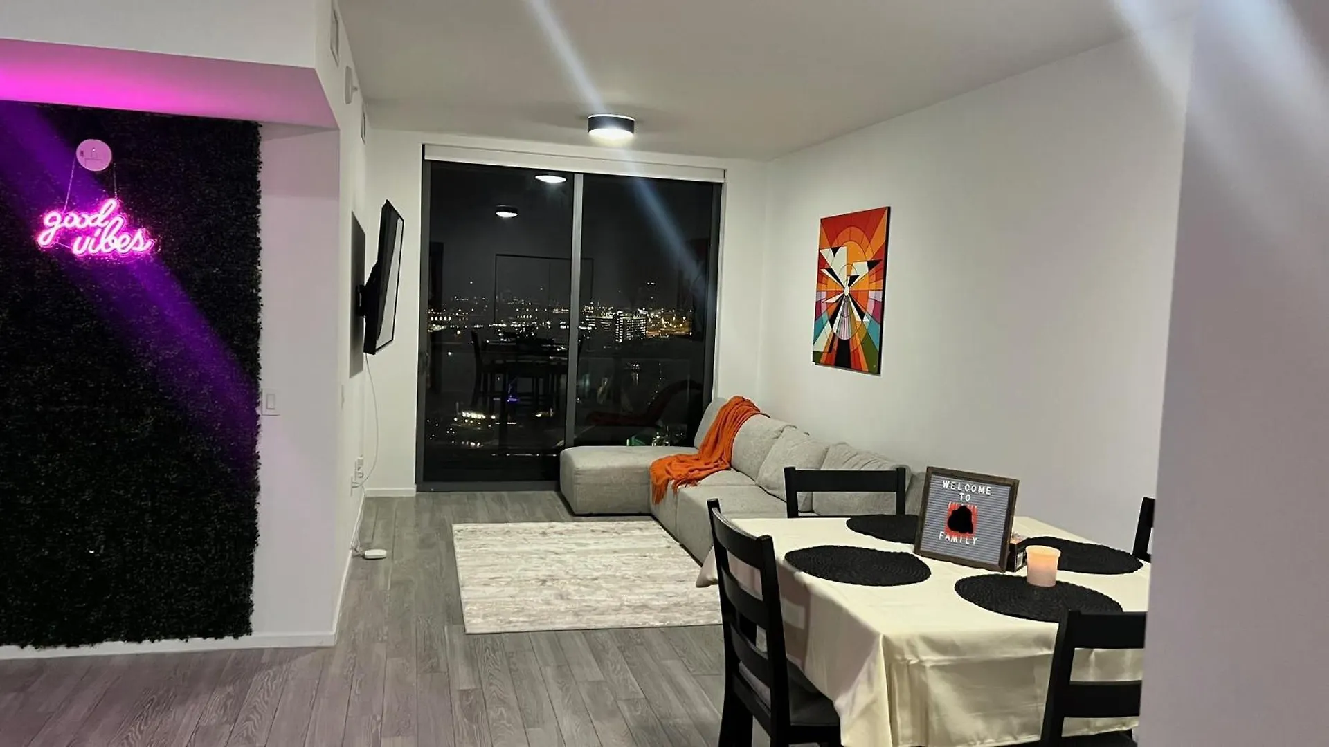 Vibrant Downtown Gem - 2br, Near Port Of & Entertainment