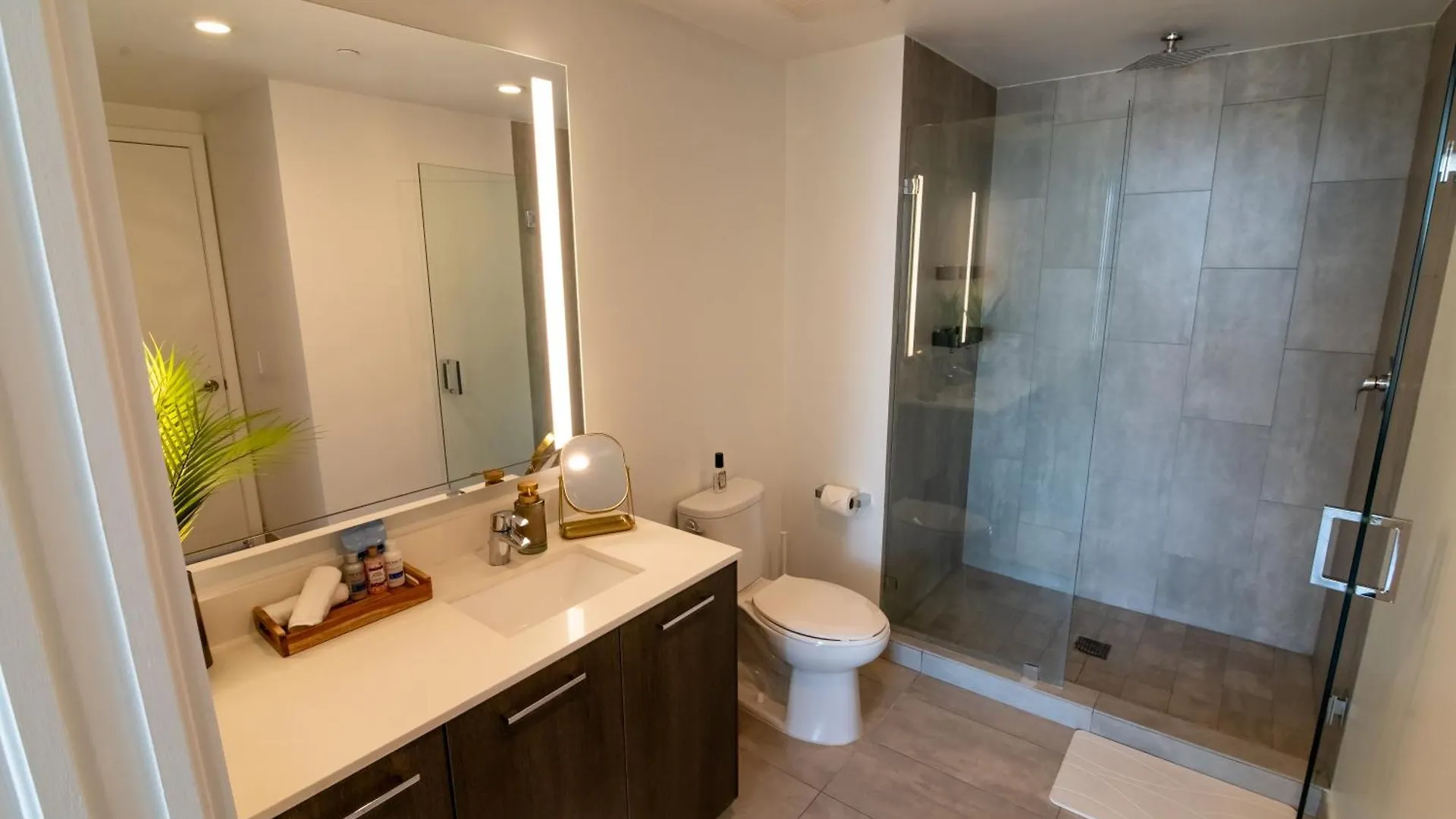 Апартаменты Luxurious King Bed In Downtown *