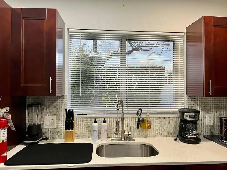 Comfortable House Near Downtown & Airport بيت للعطل