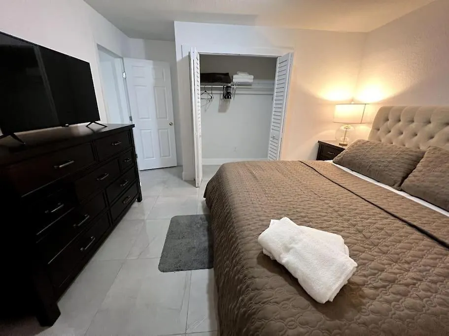 Comfortable House Near Downtown & Airport ميامي