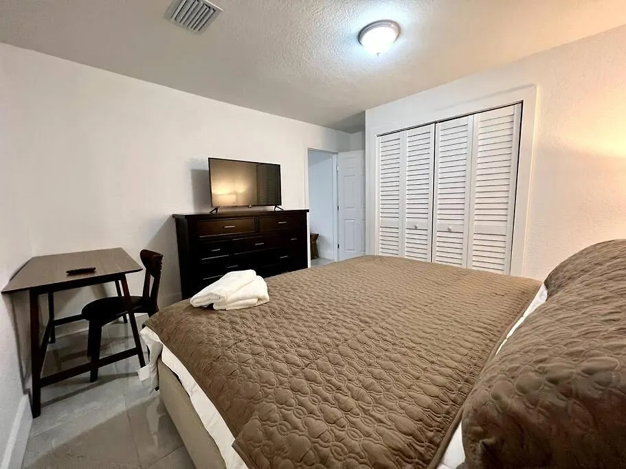 Comfortable House Near Downtown & Airport بيت للعطل ميامي