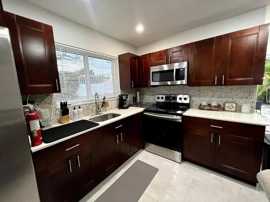 Comfortable House Near Downtown & Airport ميامي